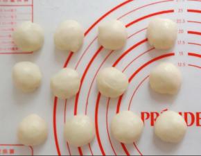 松弛好的水油皮分12份，盖保鲜膜。