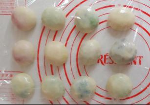 包起来收口捏紧朝下。