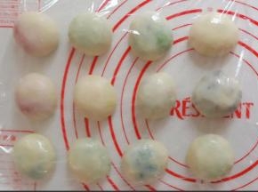 包起来收口捏紧朝下。