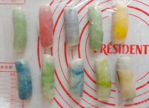 从上往下卷起来。12个面团依次卷好。