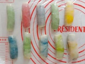 从上往下卷起来。12个面团依次卷好。