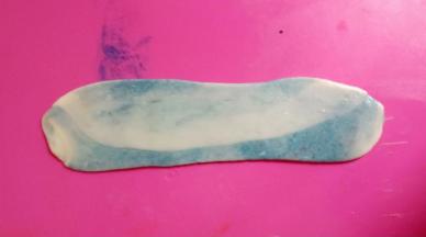 收口朝上，按扁，擀成长条形。