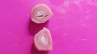 取一个面团，用刀一分为二。