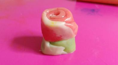 两种不同颜色的面团叠在一起。