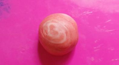 包起来，收口朝下捏紧。