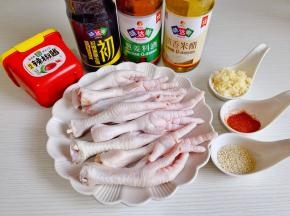 准备食材，凤爪已经切掉支架。