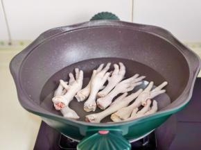 凤爪冷水下锅。