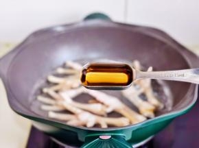 加入料酒，烧开撇出沫子，煮15分钟左右。