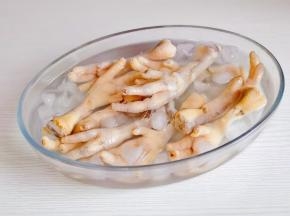 捞出冷水冲洗，再放冰块器具中，饼30分钟。