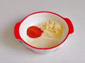 辣椒粉，芝麻，蒜末放入碗中。