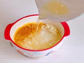 倒入热油，搅拌均匀。