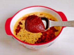 加入辣椒酱，搅拌均匀。