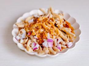 洋葱切丁，放入凤爪上面，淋上调好的料汁。