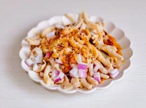 洋葱切丁，放入凤爪上面，淋上调好的料汁。