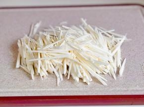 茭白洗净切丝。