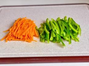 胡萝卜去皮洗净切丝，青椒洗净去籽切丝。