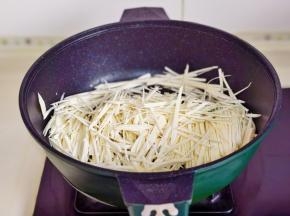 起油锅加入蒜末炒香，再加入茭白丝。
