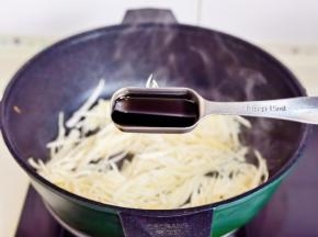 加入生抽，翻炒2分钟。