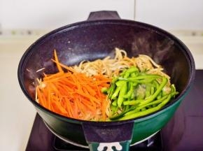 再拉去胡萝卜青椒丝，快去翻炒。