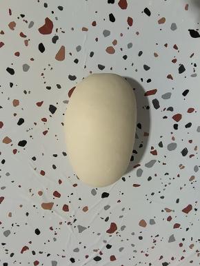 面粉加入一勺盐，再放入适量的水，搅拌均匀成棉絮状，再揉成稍微硬一点的，光滑细腻的面团！盖上保鲜膜，醒面15分钟！（面粉中加盐揉出来的面团，更劲道！）