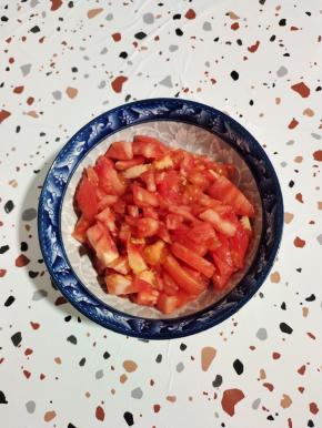 扒好皮的西红柿，切成小丁备用！