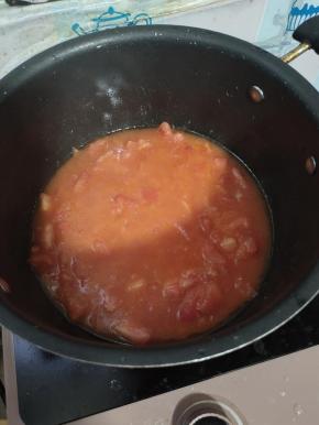 起锅烧油，放入切好的西红柿丁翻炒至出汤汁儿！