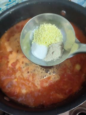 再放入适量的胡椒粉，盐和鸡精！