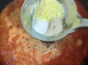 再放入适量的胡椒粉，盐和鸡精！