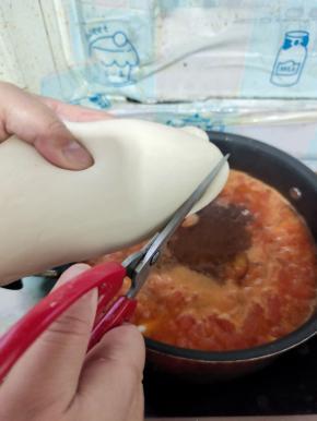 开小火，用剪刀把面团剪成小块儿！