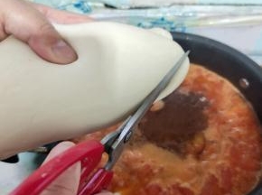 开小火，用剪刀把面团剪成小块儿！