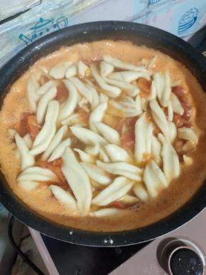 把所有的面团都剪完了，开大火煮开，再继续煮至剪刀面全部漂浮起来！（大约煮了5分钟左右就熟了，漂浮起来了！）