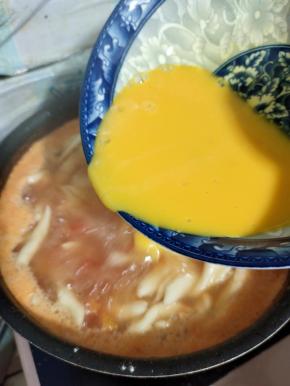 锅中倒入打散的蛋液！