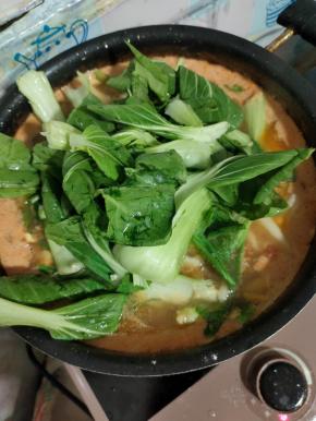 放入洗干净的小青菜烫30秒左右！（可以根据自己的喜好来调整自己喜欢的青菜！）