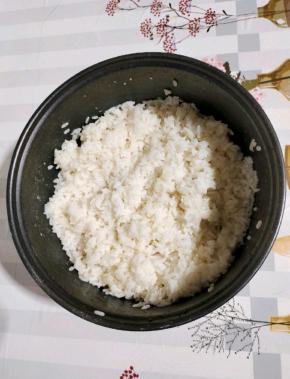 吃剩的米饭，晾至温热，倒入适量的凉开水抓散！（放入适量的凉开水，可以出更多的酒水！）