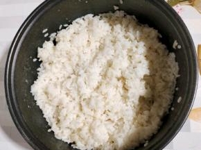吃剩的米饭，晾至温热，倒入适量的凉开水抓散！（放入适量的凉开水，可以出更多的酒水！）
