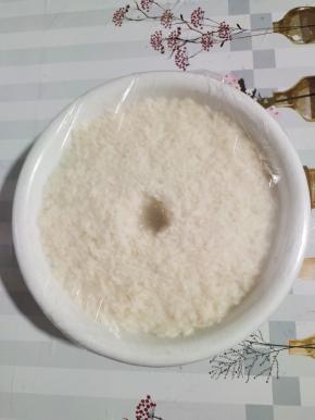 把安琪甜酒曲放入剩米饭中，抓拌均匀，按压紧实，再在中间掏一个洞！盖上保鲜膜，密封发酵三天左右！就可以看到出酒了！（夏天天气热室温发酵三天左右就可以了，冬天需要放在温暖的地方发酵一个星期！）