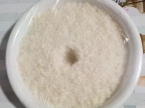 把安琪甜酒曲放入剩米饭中，抓拌均匀，按压紧实，再在中间掏一个洞！盖上保鲜膜，密封发酵三天左右！就可以看到出酒了！（夏天天气热室温发酵三天左右就可以了，冬天需要放在温暖的地方发酵一个星期！）