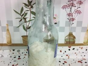 装入无油无水的玻璃瓶中，密封好放入冰箱冷藏保存！（如果想喝酒味儿浓郁一点儿的也可以直接室温放置！我喜欢喝酒味儿淡一点，嫩嫩的甜酒酿，所以每次都放在冰箱冷藏保存！不让它发酵的太快！）