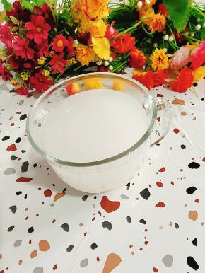 喝的时候取适量的甜酒酿，放入开水冲泡，搅拌均匀即可享用！也可以拿来做蛋花枸杞甜酒酿，特别好喝！