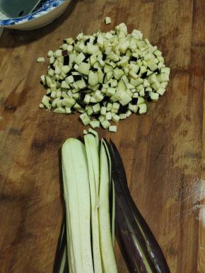 茄子去蒂，先切成块，再切成条，改刀切成小丁备用！