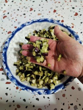 挤出茄子多余的水分！