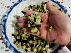 挤出茄子多余的水分！