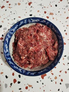 猪肉剁成肉末备用！