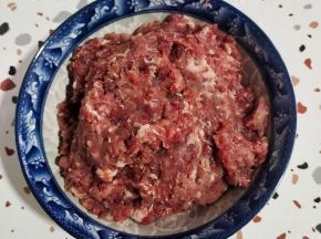 猪肉剁成肉末备用！