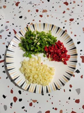 生姜去皮切成姜末，青辣椒和小米辣切成小丁备用！