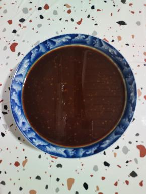 碗中放入生抽，老抽，黄豆酱，白糖，鸡精，蚝油和淀粉水搅拌均匀调成料汁儿！