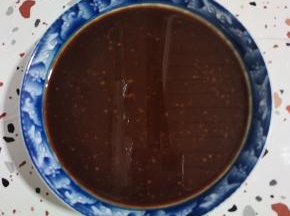 碗中放入生抽，老抽，黄豆酱，白糖，鸡精，蚝油和淀粉水搅拌均匀调成料汁儿！