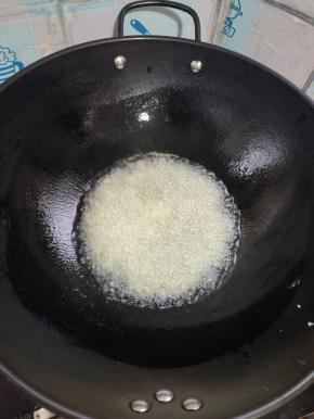 起锅烧油，放入姜末，蒜末翻炒均匀！