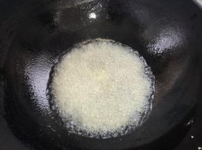 起锅烧油，放入姜末，蒜末翻炒均匀！