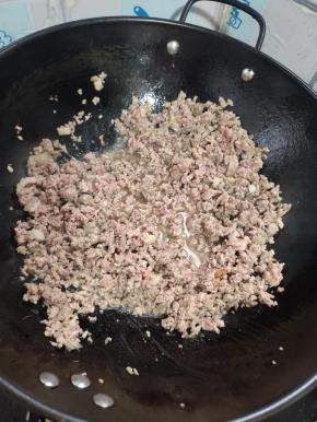 倒入肉末，煸炒出油脂！